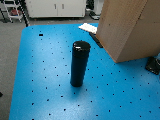 Initial scene image for Thermos Bottle